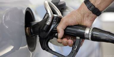 Spritpreise im Jahresabstand gesunken