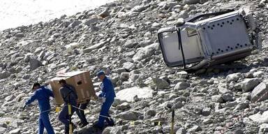Spurensuche neben abgestürzter Gondel