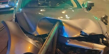 Illegales Rennen endet in Haltestelle