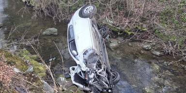 St. Michael/Bruckbach: Auto landete im Bach