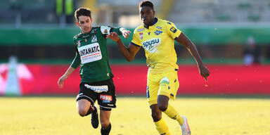 Ante Bajic (Ried) und Kofi Yeboah Schulz (St.Poelten)