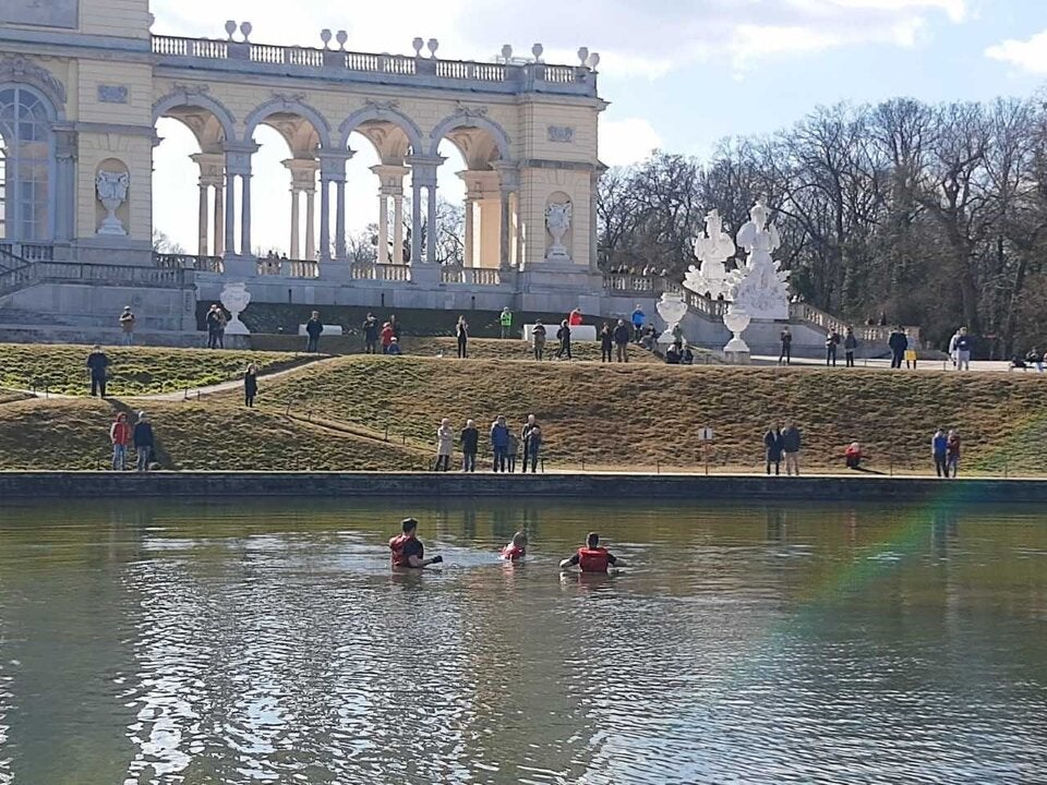 Mann bei Gloriette aus Brunnen gezogen