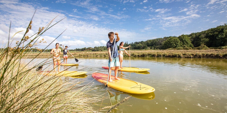 Stand-up-Paddling in Frankreichs pittoreskem Hafen Sables d‘Olonne.  