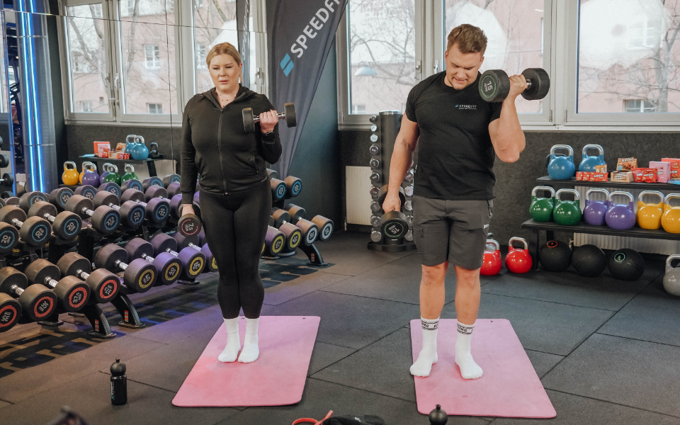 Kathi und Matthias zeigen Übungen, die Kraft, Stabilität und Balance kombinieren