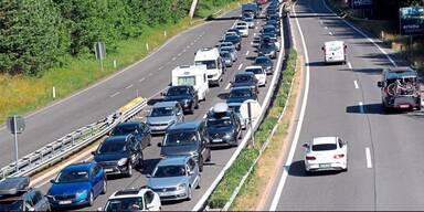 20 Kilometer Stau an Österreichs Grenze