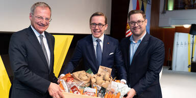 Stelzer, Amthor, Hiegelsberger bei der W&uuml;rstlgulasch-Box-&Uuml;bergabe