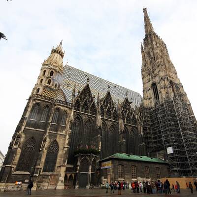 Rihanna - Queen of Downloads