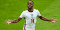 EM 2020: Stürmer Raheem Sterling jubelt für England