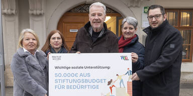 Stiftungsstadtr&auml;tin Sabine Bugnar, Katharina Klaus-Koppensteiner (Gruppenleiterin Rechnungswesen), B&uuml;rgermeister Klaus Schneeberger, Claudia Auer-Deutsch (Gruppenleiterin Sozialservice) und Sozialstadtrat LAbg. Philipp Gerstenmayer.&nbsp;