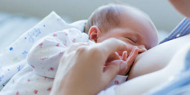 Mutter erdr&uuml;ckt ihr Baby beim Stillen