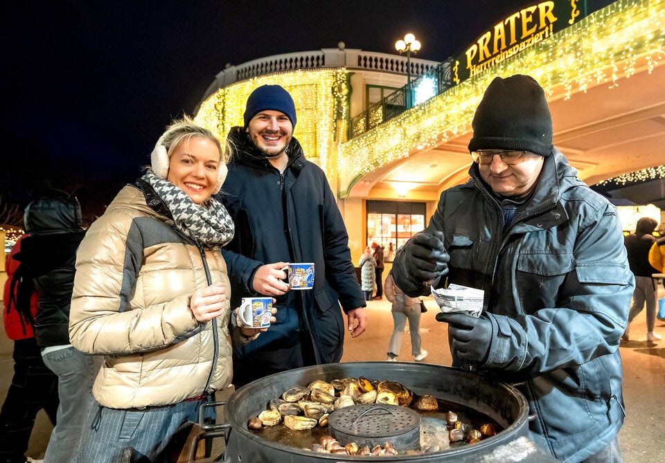 Österreichs größter Wintermarkt lässt Riesenrad erstrahlen