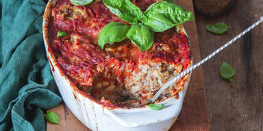 Auflauf mit Faschiertem, Kraut und Paradeissauce