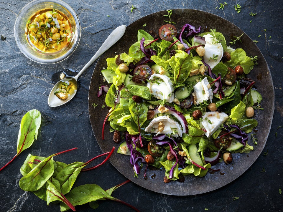 Saisonale Lieblinge: Wintersalate mit Rotkraut, Nüssen und Co.