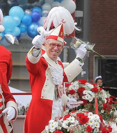 Hier macht Stöger den Karnevals-Prinzen