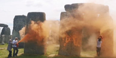 "Just Stop Oil"-Aktivisten färben Stonehenge orange