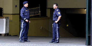 Vater &uuml;bergie&szlig;t Sohn mit hei&szlig;em Wasser