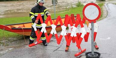 Hochwasser: Rund 150 Straßen gesperrt