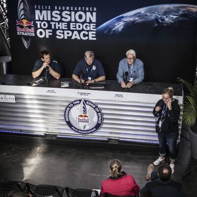 Wegen Windes wurde Baumgartners Sprung abgebrochen.