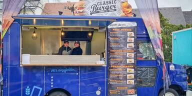 Burger und Baumkuchen auf Bierb&auml;nken