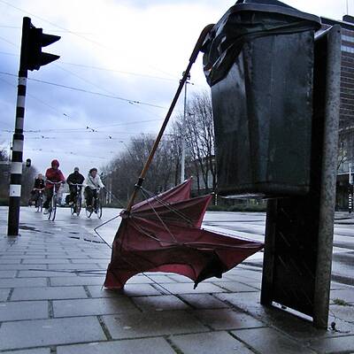 23:55 Zirkuszelt stürzt ein