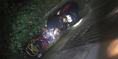 Raucherin (30) f&auml;llt in Wiener Wohnhaus in Lichtschacht