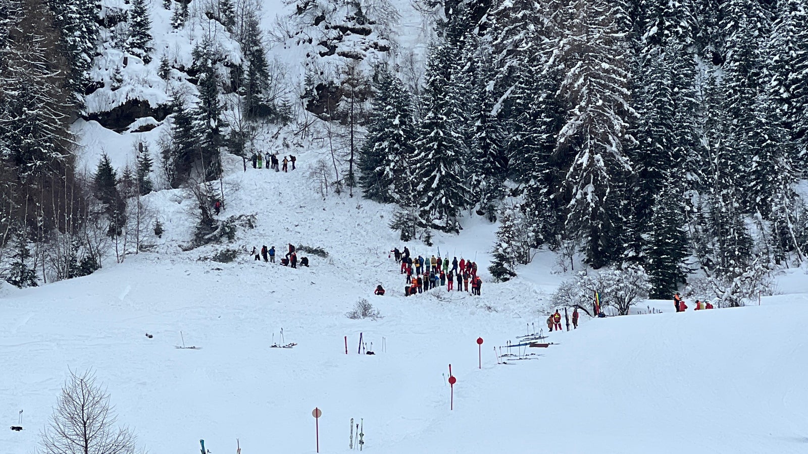 Weiter hohe Lawinen-Warnstufe, schon 7 Tote, sogar AT-Alarme Kép
