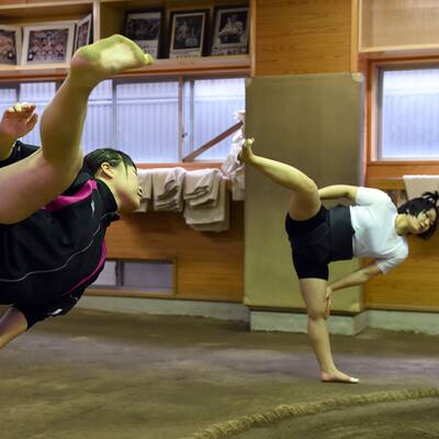 Hier klettern Frauen in den Sumo-Ring