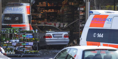 Pensionist (77) kracht mit Auto in Supermarkt