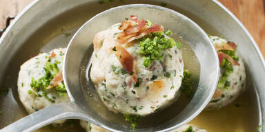 Suppe mit Speckknödel