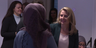 Susanne Raab Handshake