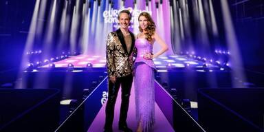 Michael Ostrowski und Victoria Swarovski f&uuml;hren durch den Abend.