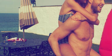 "Altfadrisch" | Taylor Swift kuschelt in Oma-Bikini