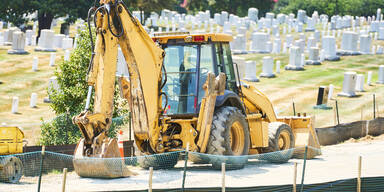 Symbolfoto: Bagger am Friedhof