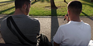 Symbolfoto M&auml;nner auf Parkbank