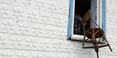 Symbolfoto: Mann warf Sessel auf Stra&szlig;e