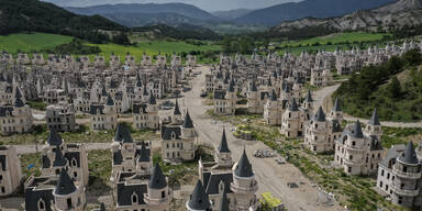 Die f&uuml;r ausl&auml;ndische Touristen gedachte Feriensiedlung erinnert sehr an die Disney-Filme. Nun verf&auml;llt die Anlage namens Burj Al Babas in der T&uuml;rkei.