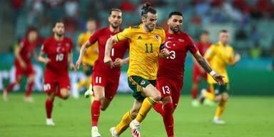 Waliser Garteh Bale im Laufduell mit Türkei-Spiler Umut Meras