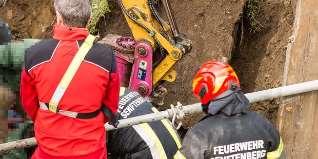 Felsbrocken stürzt auf Arbeiter Hubschrauber