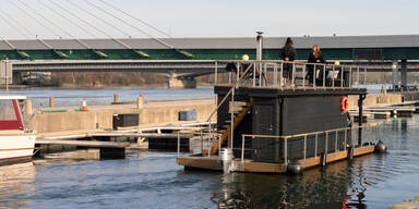 Ruheinsel auf der Donau: Dieses Boot l&auml;sst Sorgen verdampfen