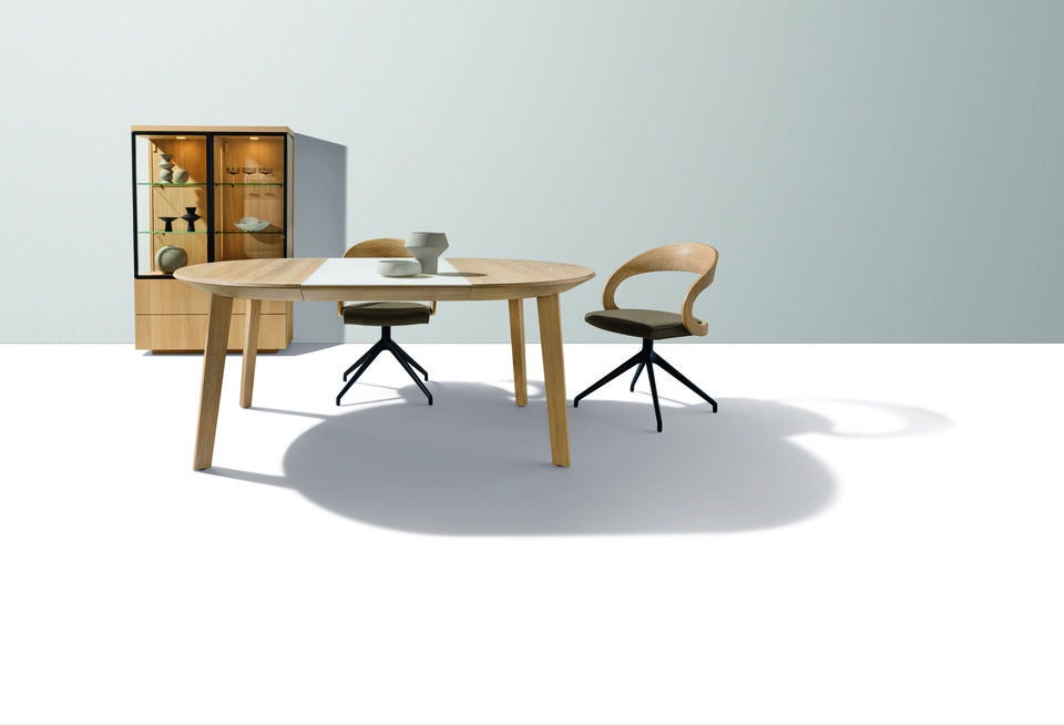 Inspiriert von den Werken des katalanischen Künstlers Joan Miró erinnert der Tisch miró in seiner Formgebung an ein futuristisches, scheinbar im Raum schwebendes Objekt.