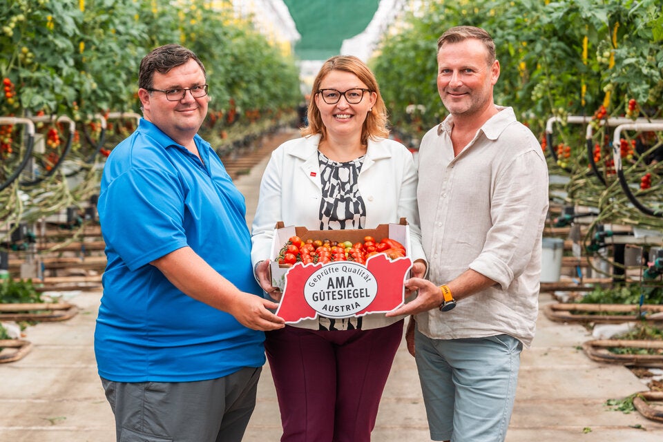 Thomas Mayer (Betriebsführer Kainz & Mayer Marchfeldtomaten), Christina Mutenthaler-Sipek (Geschäftsführerin AMA-Marketing), Peter Kainz (Betriebsführer Kainz & Mayer Marchfeldtomaten