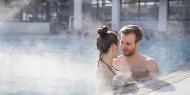 Mann und Frau in der Therme