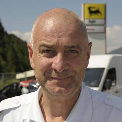 PKW rast in Tankstelle