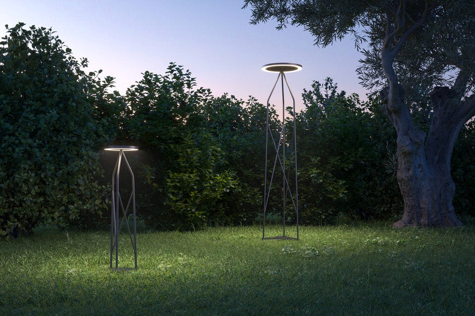 Die Trilix Außenleuchte von Artemide verfügt über einen Sockel, der standhaft ist, aber auch als Gerüst für Kletterpflanzen dienen kann.artemide.com