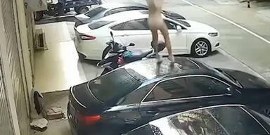 Frau kracht beim Balkon-Sex auf Auto