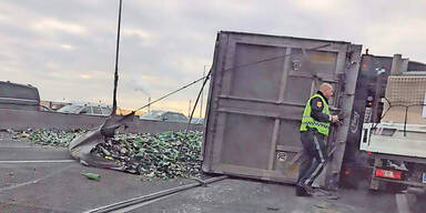 Chaos auf der S&uuml;dosttangente - LKW umgest&uuml;rzt