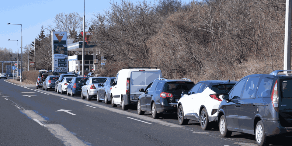 Jagd nach Billig-Sprit: Tausende Österreicher fahren zum Tanken nach Ungarn