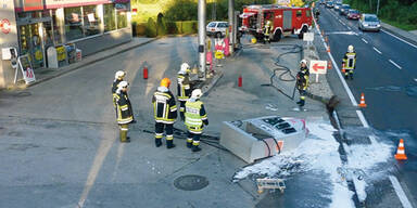 Lkw riss Zapfs&auml;ule um: Lenker fl&uuml;chtete