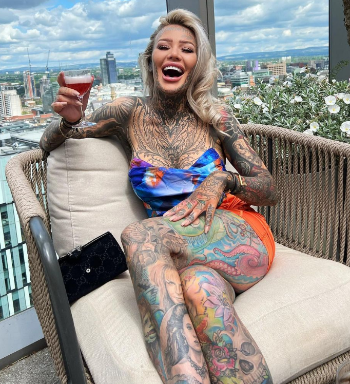 Tattoo-Girl Becky Holt