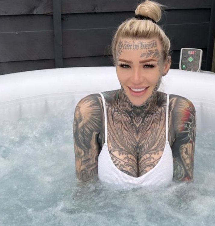 Tattoo-Girl Becky Holt